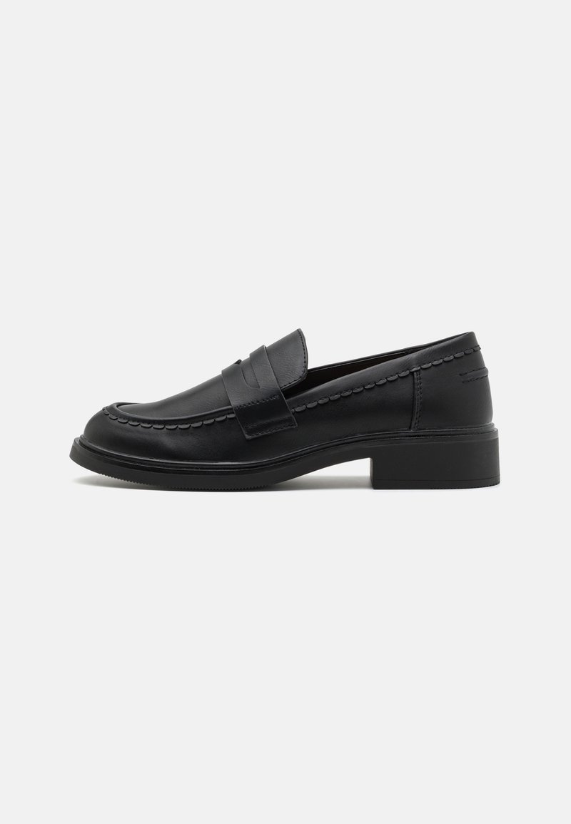 Mocassin en cuir noir avec un design mocassin, des coutures décoratives et un petit talon bloc. Texture lisse avec une silhouette élégante.
