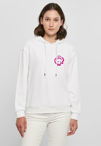 Hoodie blanc en tissu doux avec une coupe décontractée. Présente un logo graphique rose sur la poitrine, des cordons de serrage ajustables et des poignets côtelés.