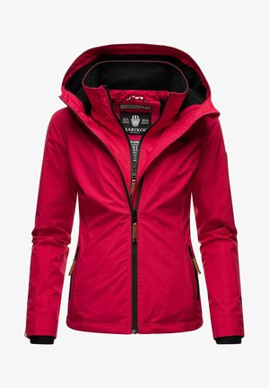 Rød vandtæt jakke med hætte, lynlås foran og to sidelommer. Har sort foring og brune detaljer nær lynlåsen.