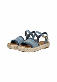 Denim espadrilky s třepenými okraji, hnědou stélkou a tkanou juteovou podrážkou. Nastavitelný kotník v modrém denimovém materiálu.