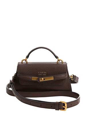 Ciemnobrązowa torebka Guess z teksturowanej skóry, z górnym uchwytem, regulowanym paskiem, złotym klamrą i logo Guess EST. 1981 na przednim klapie.