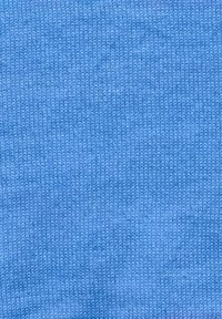Helles blaues Strickgewebe mit einer glatten Textur, das ein gleichmäßiges Muster aus kleinen, eng gewebten Stichen aufweist.