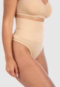 Beige Highwaist-Shapewear mit strukturiertem Rautenmuster. Hergestellt aus weichem, dehnbarem Material, das für eine glatte Passform um die Taille sorgt.