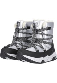 Bottes de neige isolées argentées avec une semelle en caoutchouc noir, un design de lacets texturé et une doublure en fourrure sur le dessus. Caractéristiques d'un matériel durable et d'une marque.
