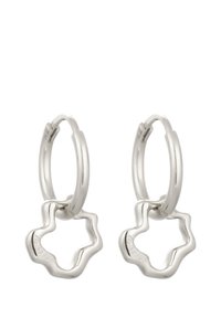 Sølv hoops øreringe med en bølget stjerneformet charm, der har en glat metallisk finish og en hængselåbning for nem brug.