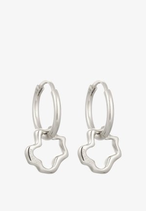 Boucles d'oreilles en argent en forme de créole avec un charm en étoile ondulée, offrant une finition métallique lisse et un fermoir à charnière pour un usage facile.