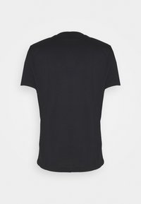 En ensfarvet sort T-shirt med korte ærmer vist fra bagsiden på en hvid baggrund.