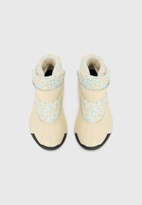Beige Knöchelschuhe mit einer strukturierten Sohle, die ein gemustertes Obermaterial in Mintgrün und Orange mit abstrakten Formen und weicher Fütterung aufweisen.