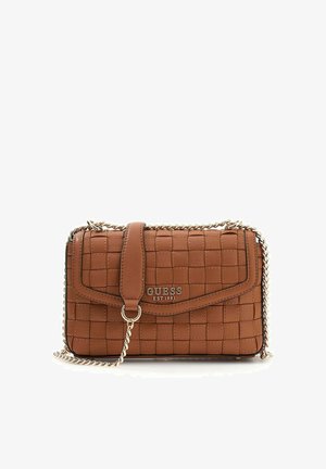 Sac bandoulière en cuir tressé marron avec une chaîne dorée et le logo GUESS embossé sur le rabat avant.