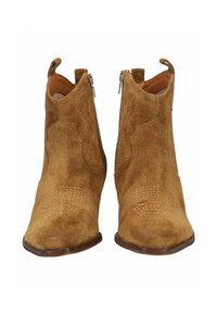 Botas de ante marrón hasta el tobillo con punteras afiladas, costuras decorativas y cremalleras laterales; forro interior suave y acabado exterior texturizado.
