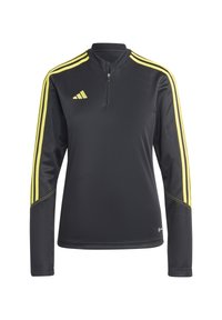 Schwarzer sportlicher Pullover mit einem Viertel-Reißverschluss, ausgestattet mit gelben Streifen entlang der Schultern und einem strukturierten Stoff. Adidas-Logo auf der Brust.