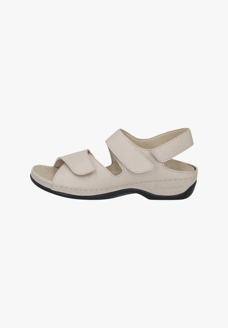 Beige Sandalen mit verstellbaren Klettverschlussriemen, offenes Zehendesign, gepolstertes Fußbett und schwarze Laufsohle. Obermaterial aus strukturiertem Leder.
