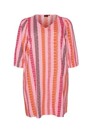 Locker sitzendes rosa Kleid mit V-Ausschnitt und 3/4-Ärmeln, mit vertikalen Streifen in Orange, Dunkelbraun und roten geometrischen Mustern.