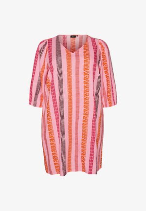 Vestido rosa de corte holgado con escote en V y mangas 3/4, con rayas verticales en naranja, marrón oscuro y patrones geométricos rojos.