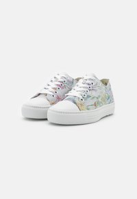 Weiße Canvas-Sneaker mit mehrfarbigem Blumenmuster, ausgestattet mit weißen Gummisohlen und runden Zehen, verziert mit Metallösen und Schnürsenkeln.