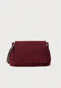 Bordó színű velúr kézitáska hajtókával, ezüstszínű fém részekkel és levehető pánttal. Puha tapintású, strukturált formájú.