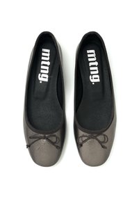 Ballerine metallizzate grigie con punta arrotondata, interno nero e dettaglio decorativo a fiocco. Materiale morbido con una texture liscia.