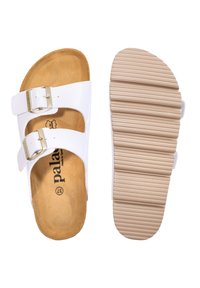 Hvide slidesandaler med to justerbare metalliske spænder, blød brun suede indlægssål og struktureret beige gummisål.