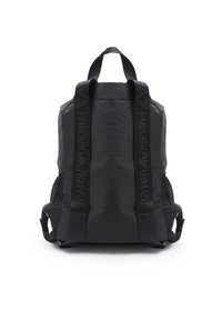 Zaino nero in tessuto liscio, con schienale imbottito, tasche laterali in rete e spallacci regolabili con dettagli del logo. Design semplice e funzionale.
