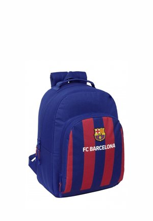 Zaino in tessuto blu con strisce verticali rosse, con la scritta e il logo "FC BARCELONA" sul fronte, spallacci imbottiti e una maniglia superiore.