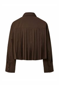 Camicetta marrone corta con schiena plissettata, maniche lunghe, polsini con bottoni e colletto a punta, realizzata in tessuto liscio.