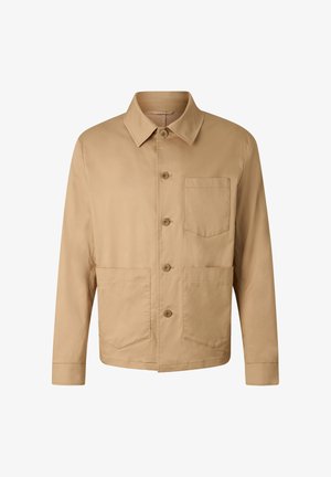 Beige Jacke mit Knöpfen, Kragen, drei Fronttaschen, langen Ärmeln und einfacher Naht auf weißem Hintergrund.