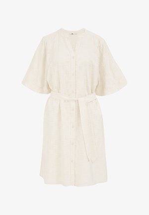 Haljina na dugmad u off-white teksturiranom materijalu, s mandarin ovratnikom, kratkim rukavima i odgovarajućim remenom u struku za prilagodljiv fit.