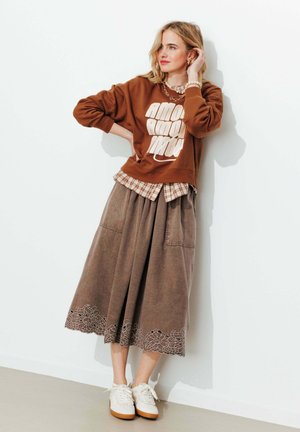 MIDI BRODÉE - Jupe trapèze - tabac