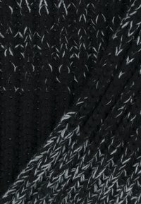 Zwarte en grijze gebreide stof met een gestructureerd patroon van verweven draden. Het oppervlak lijkt zacht en gezellig.