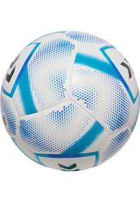 Hvid fodbold med blå accenter og en tekstureret overflade. Har sekskantede paneler med et prikmønster og sorte logoer. Rund form.