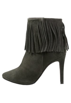 Bottine en daim gris foncé avec talon aiguille haut et franges décoratives autour du bord supérieur.