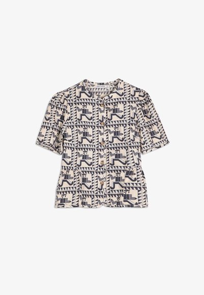 Blouse à manches courtes en tissu crème avec un design géométrique et à motifs bleu marine ; dotée de boutons sur le devant et d'un col rond.