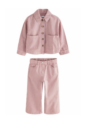 Dwu częściowy strój dla dzieci w pionowe różowo-białe paski, składający się z zapinanego na guziki długiego rękawa kurtki i pasujących szerokich spodni.