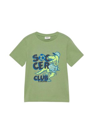 Zielona koszulka z krótkim rękawem z nadrukiem uśmiechającego się dinozaura w czapce i koszulce, niebieskim napisem "Soccer Club" oraz grafiką piłki nożnej.