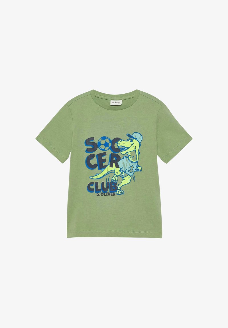 T-shirt vert à manches courtes avec un dinosaure souriant portant une casquette et un maillot, texte bleu "Soccer Club" et un motif de ballon de football.