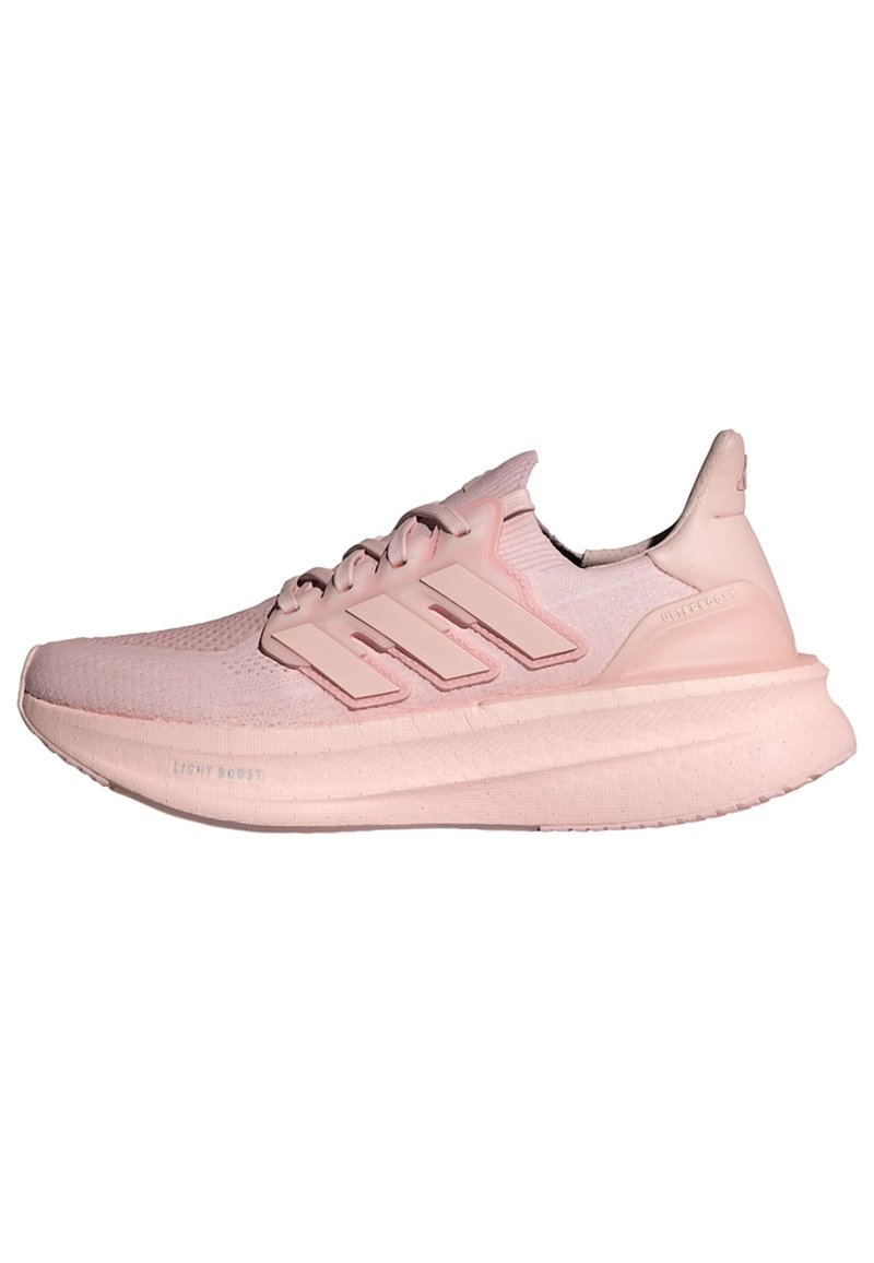Rosa joggesko med strikket overdel, tre-stripes design og en tykk, polstret såle merket "Light Boost." Strukturert overflate på overdelen.