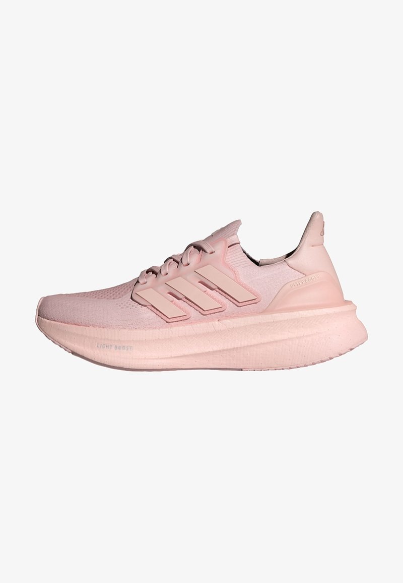 Scarpe da atletica rosa con tomaia in maglia, design a tre strisce e una suola spessa e imbottita etichettata "Light Boost". Finitura texturizzata sulla tomaia.