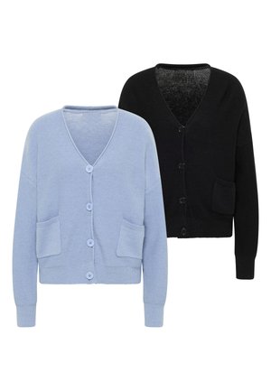 Deux cardigans boutonnés avec col en V et poches avant, un bleu clair et un noir, présentés sur un fond blanc.