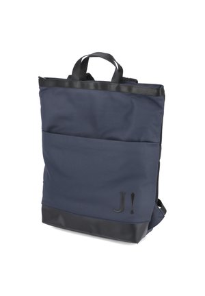 Zaino in tessuto blu navy con fondo in gomma nera, dotato di tasca frontale e manici doppi, contrassegnato da un logo "J!".