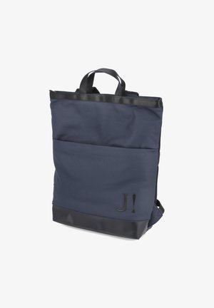Mochila de tela azul marino con fondo de goma negro, que cuenta con un bolsillo frontal y doble asa, marcada con un logo "J!".