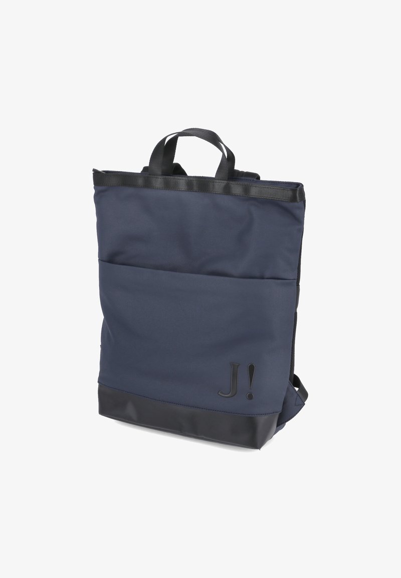 Zaino in tessuto blu navy con fondo in gomma nera, dotato di tasca frontale e manici doppi, contrassegnato da un logo "J!".