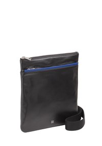 Bolso de cuero negro con una textura suave, que presenta un bolsillo con cremallera azul y una correa negra desmontable. Diseño rectangular simple.