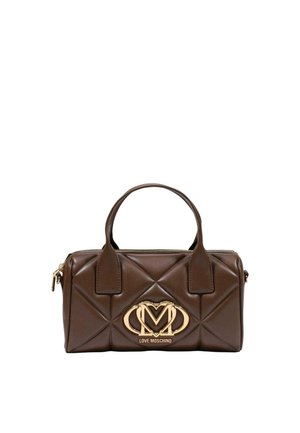 Brun quiltet læderhåndtaske med to håndtag og guld Love Moschino logoemblem på frontens midte.