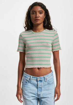 Grønn og rosa stripete kort topp med ribbet tekstur, scallop-kant, og korte ermer, kombinert med lyseblå høyhøydejeans.