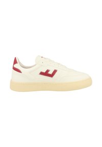 Sneaker bianco in pelle con dettagli rossi e logo testurizzato. Presenta punta tonda, lacci piatti e suola in gomma beige.