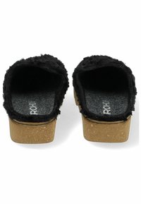 Zoccoli neri in peluche con suola in sughero, punta aperta rotonda e soletta grigia morbida. Presentano un tessuto testurizzato e un design casual e minimalista.