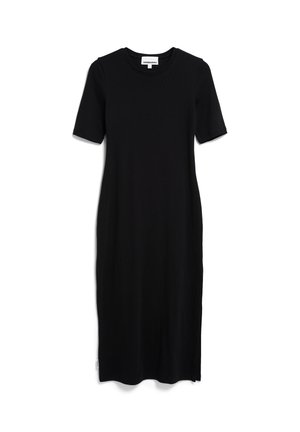 Zwarte jurk tot de knie in een geribbelde textuur, met een ronde halslijn en korte mouwen, voorzien van een zijsplit en subtiele branding.
