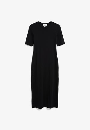 Zwarte jurk tot de knie in een geribbelde textuur, met een ronde halslijn en korte mouwen, voorzien van een zijsplit en subtiele branding.