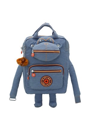 Blauer rechteckiger Rucksack mit Affengesicht-Design, Vordertasche mit Reißverschluss und orangefarbenem Logo, kleinem Plüschaffen-Schlüsselanhänger und gepolsterten Schultergurten.