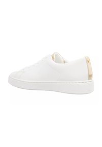 Adidași albi cu un superior din piele netedă, vârf rotund și talpă plată; accentul auriu de pe călcâi adaugă detaliu. Design clasic cu șireturi.